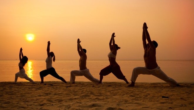 yoga-class-beach-660